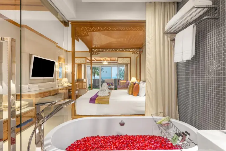 Luxuriöser Badezimmerblick im Royal Cliff Beach Terrace Pattaya