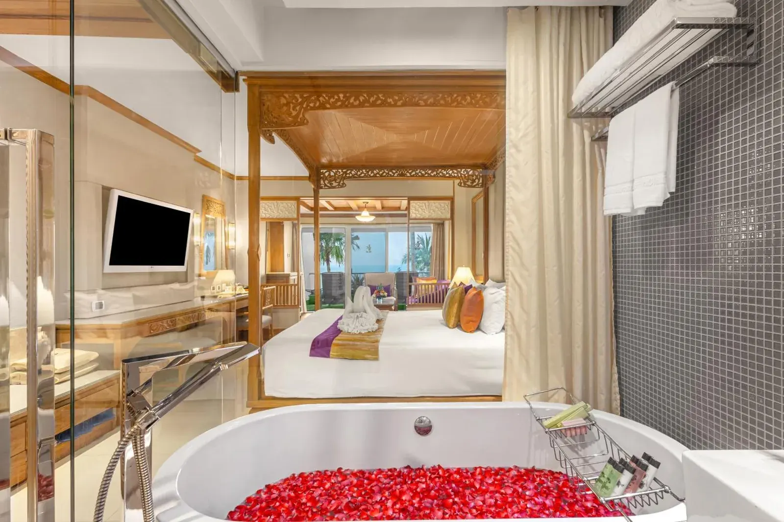 Luxuriöser Badezimmerblick im Royal Cliff Beach Terrace Pattaya