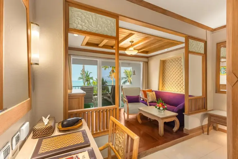 Sitzbereich mit Meerblick im Royal Cliff Beach Terrace Pattaya