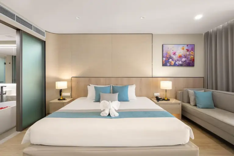 Royal Cliff Grand Hotel Pattaya standard room with modern decor