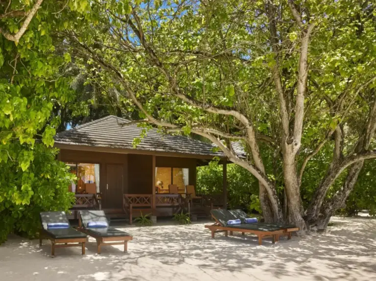 Villa de plage paisible au Royal Island Resort Maldives entourée de verdure