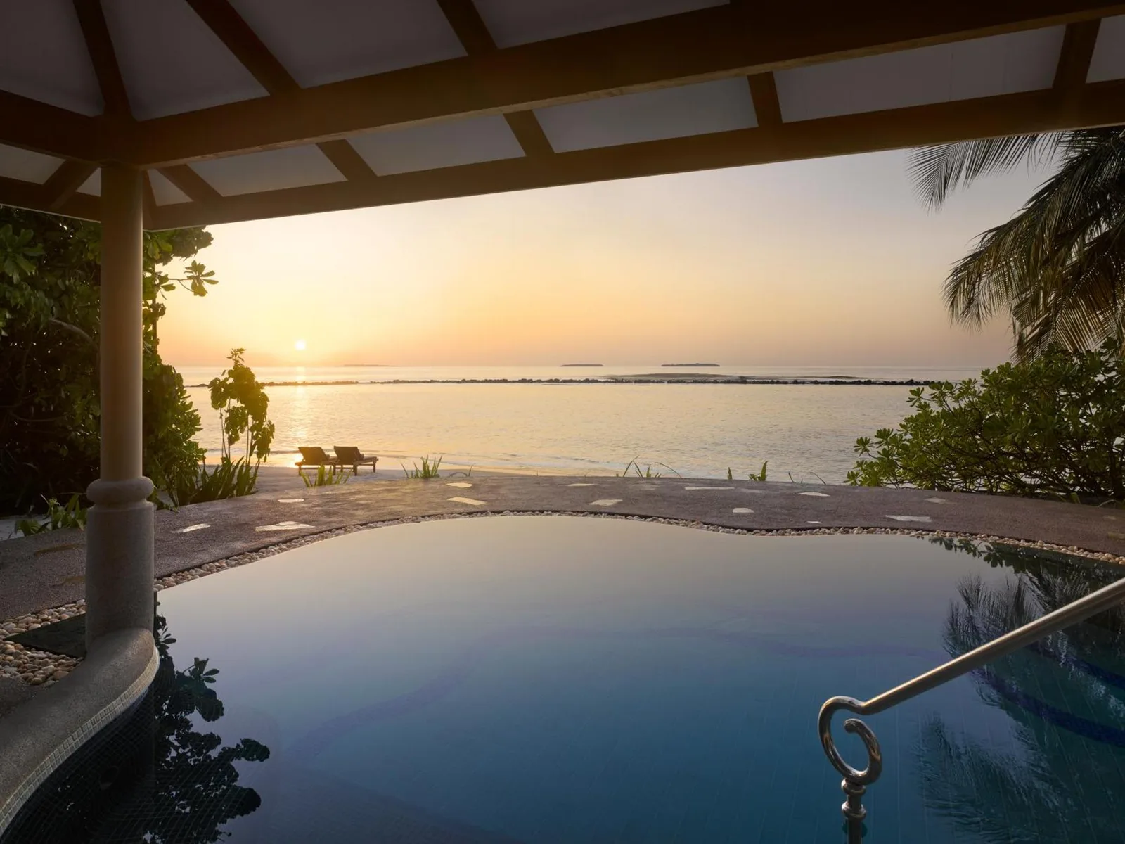 Vue du coucher de soleil depuis la piscine privée au Royal Island Resort Maldives