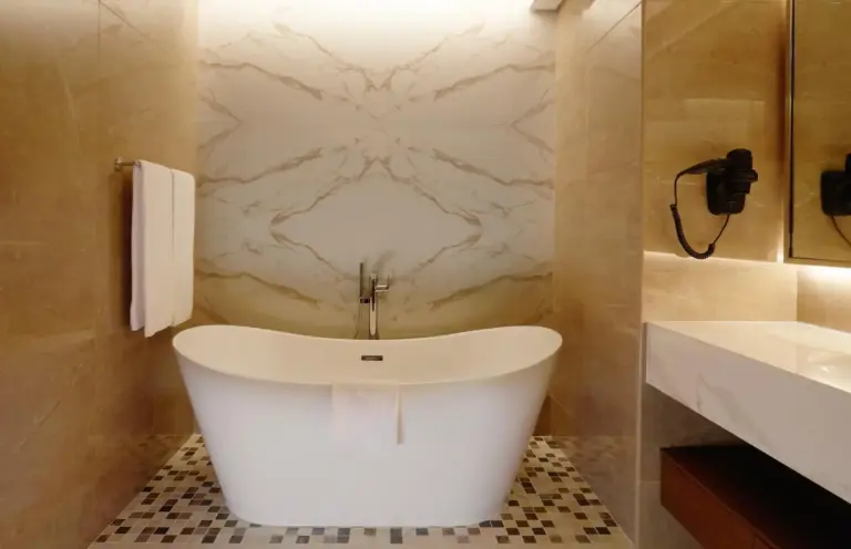 Baignoire relaxante dans la salle de bain du Royal M Al Aqah Beach Resort