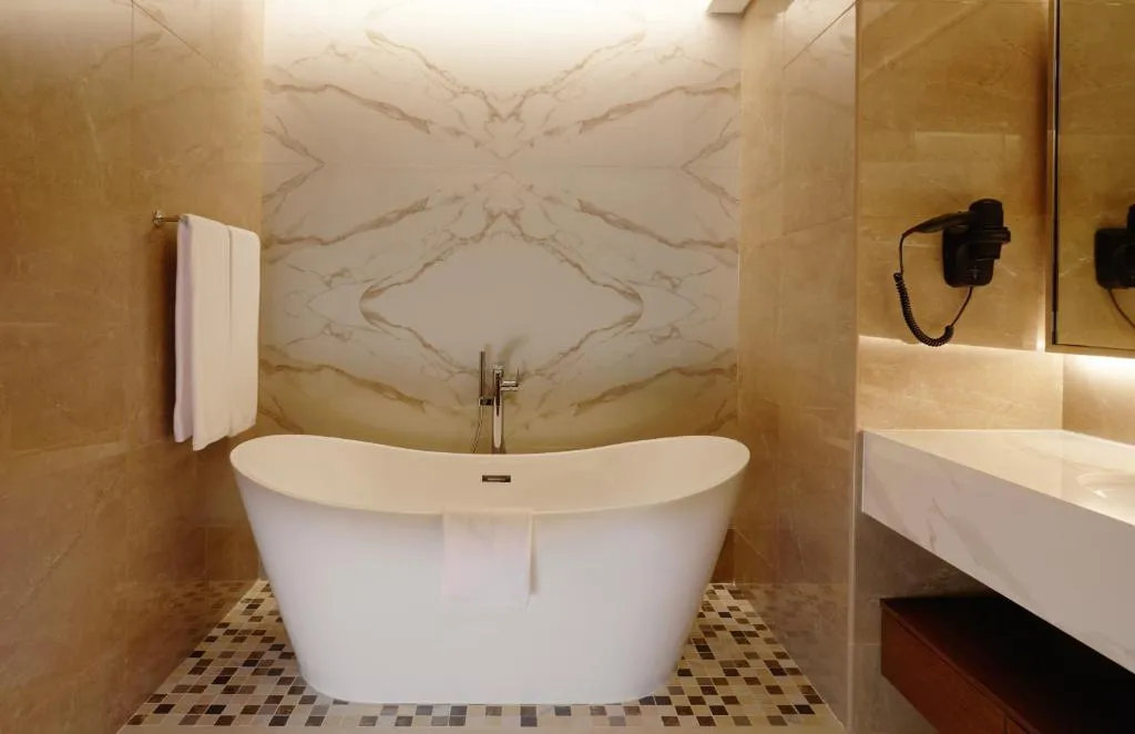 Entspannende Badewanne im Badezimmer des Royal M Al Aqah Beach Resort