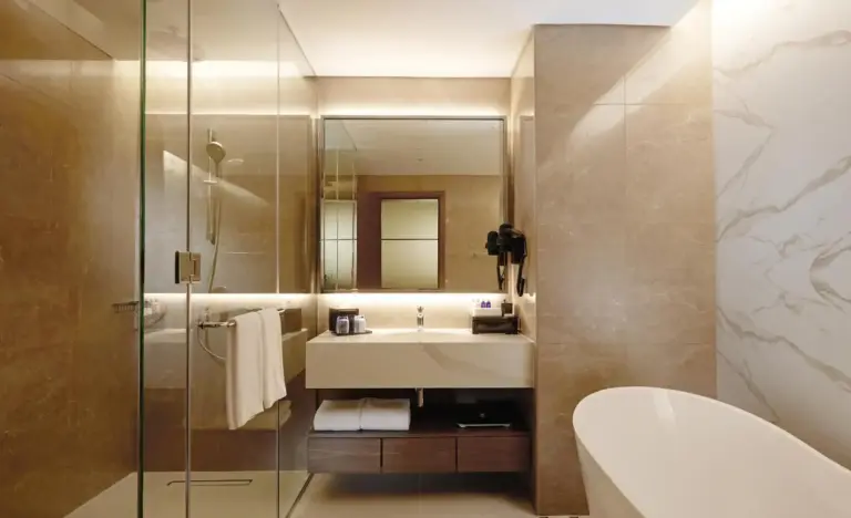 Salle de bain de luxe au Royal M Al Aqah Beach Resort