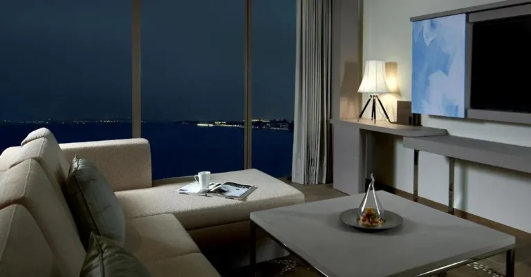 Royal M Hotel Abu Dhabi by Gewan – hotel en Abu Dhabi, Emiratos Árabes Unidos – una sala de estar con un sofá y una gran ventana en Royal M Hotel Abu Dhabi by Gewan en Abu Dhabi