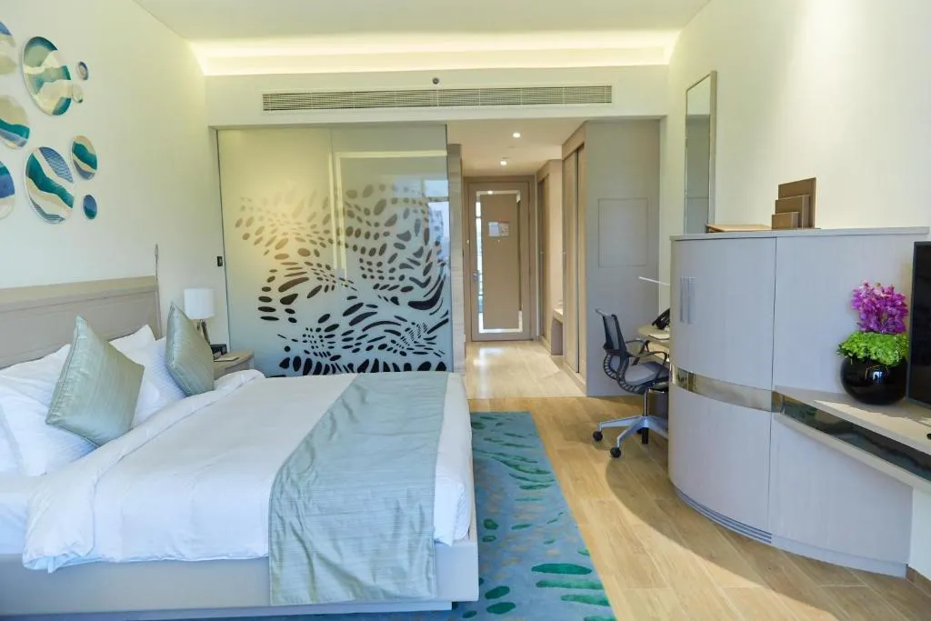 Habitación moderna en el Royal M Hotel Abu Dhabi by Gewan con decoración elegante