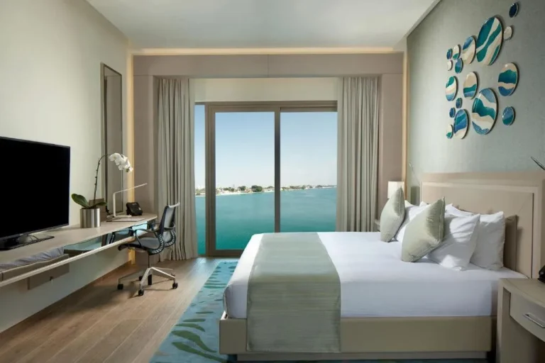Acogedora habitación con vista al mar en el Royal M Hotel Abu Dhabi by Gewan