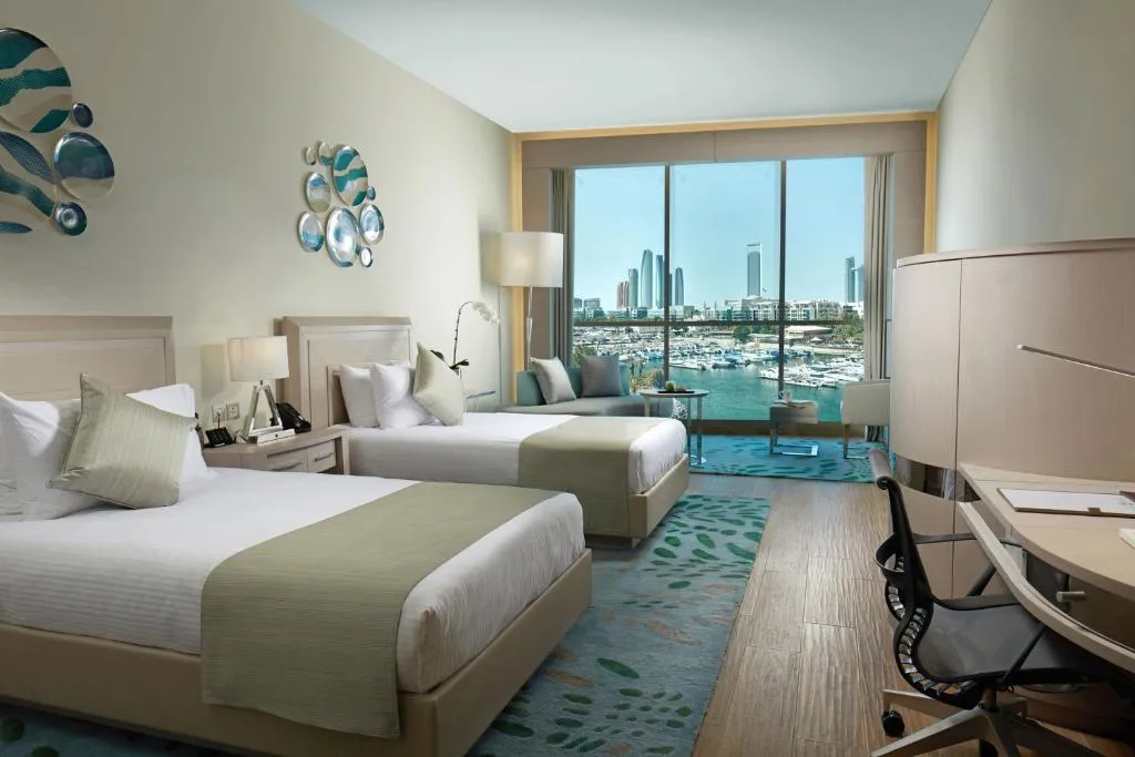 Amplia habitación con vista al océano en el Royal M Hotel Abu Dhabi by Gewan