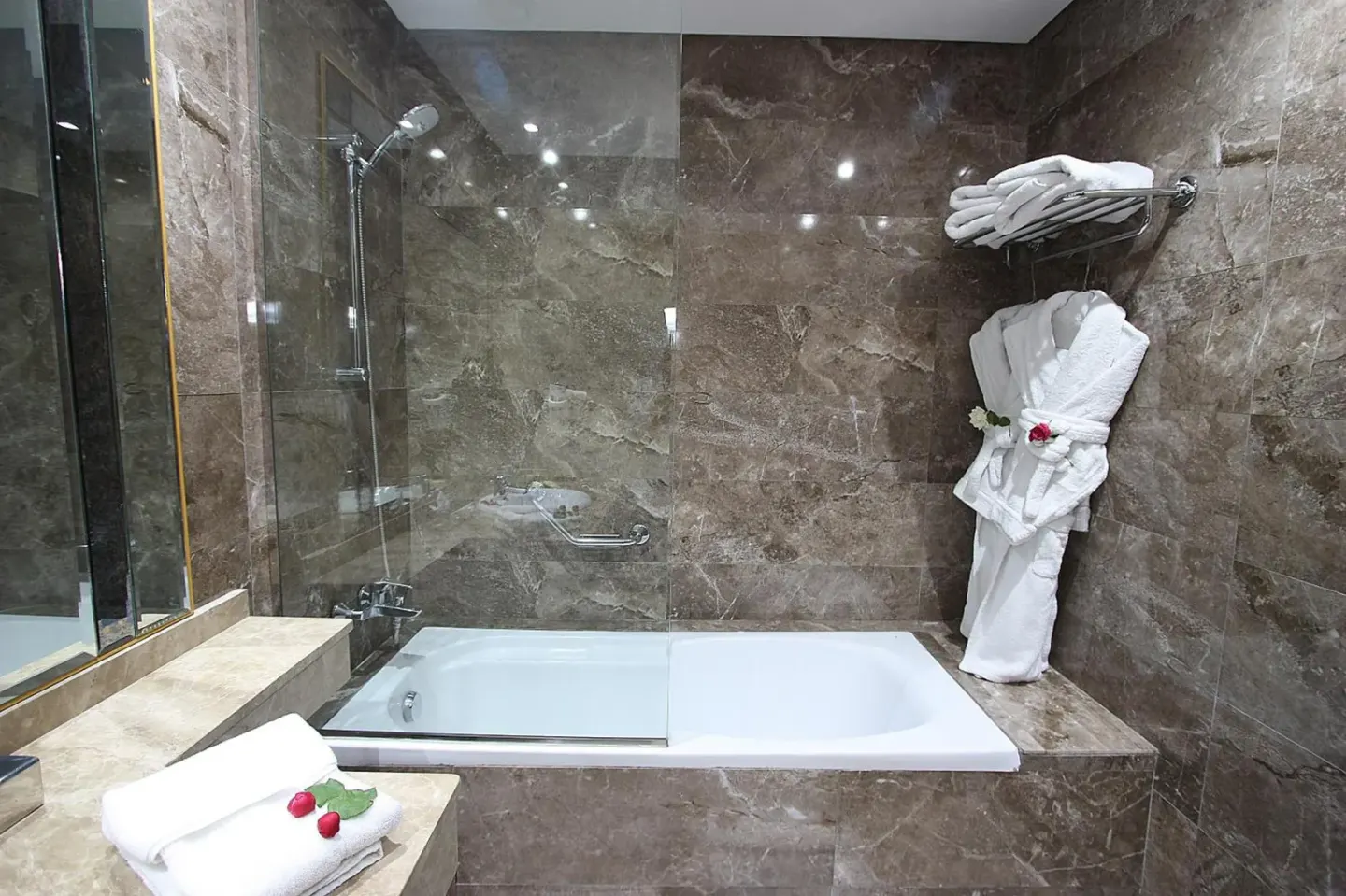 Royal Mirage Deluxe bathroom with bathtub in Marrakech