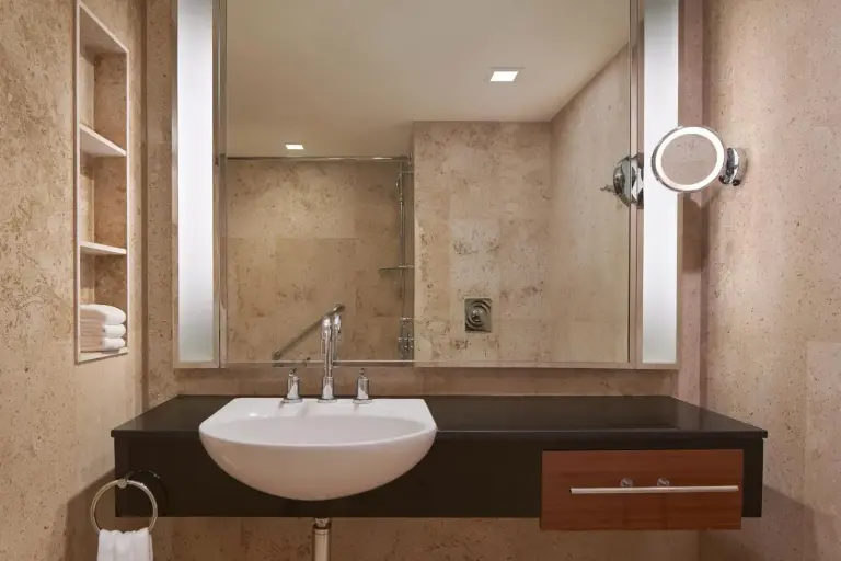 Coin lavabo de la salle de bain du Royal Orchid Sheraton Riverside Hotel Bangkok