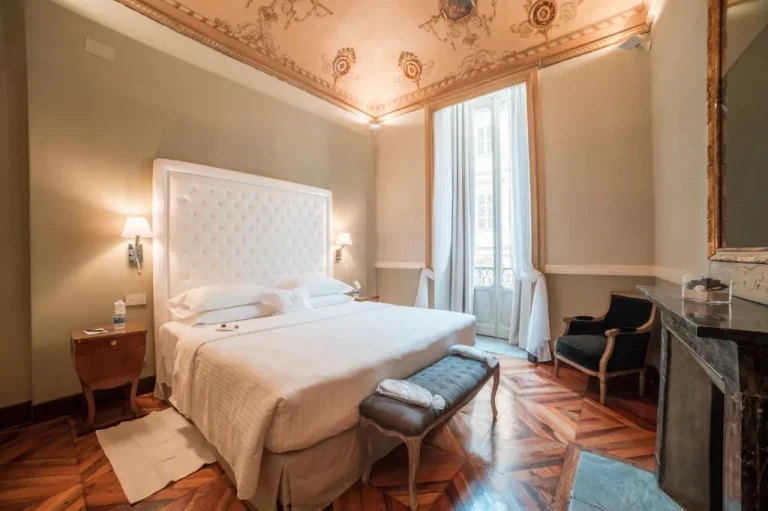 Royal Palace Hotel cozy bedroom in Turin