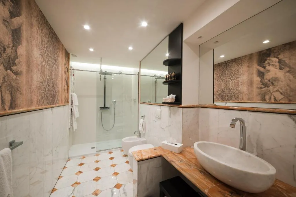 Royal Palace Hotel modern bathroom in Turin