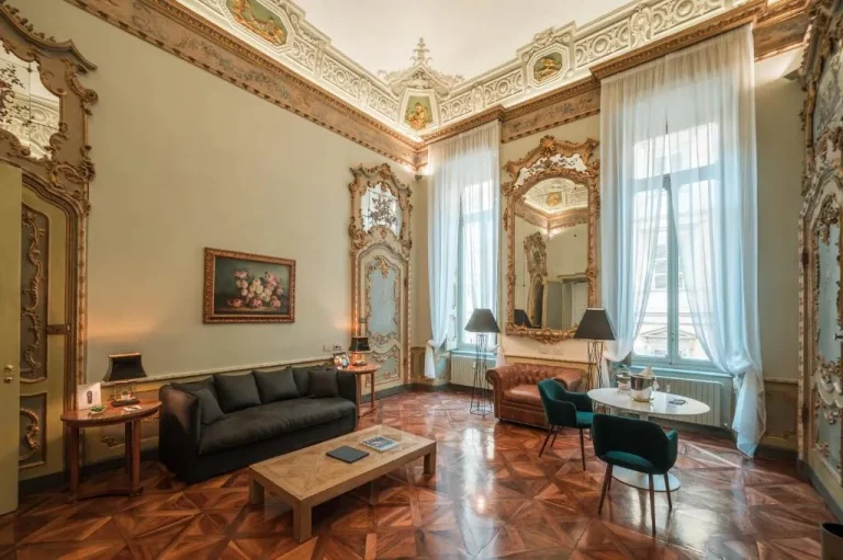 Royal Palace Hotel spacious living room in Turin