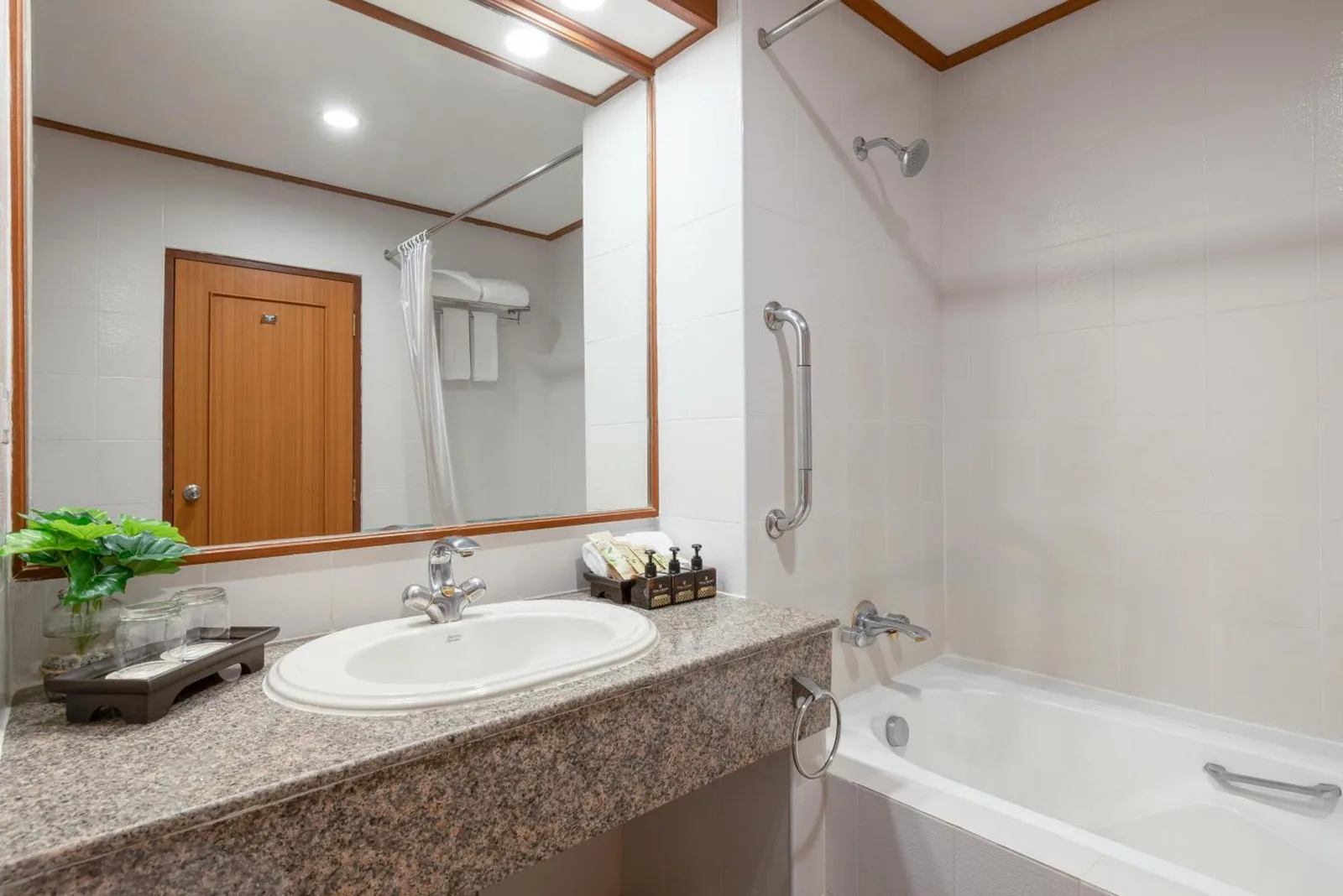 Badezimmer mit Badewanne im Royal Phuket City Hotel