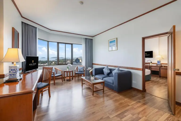 Wohnbereich in einer Suite im Royal Phuket City Hotel