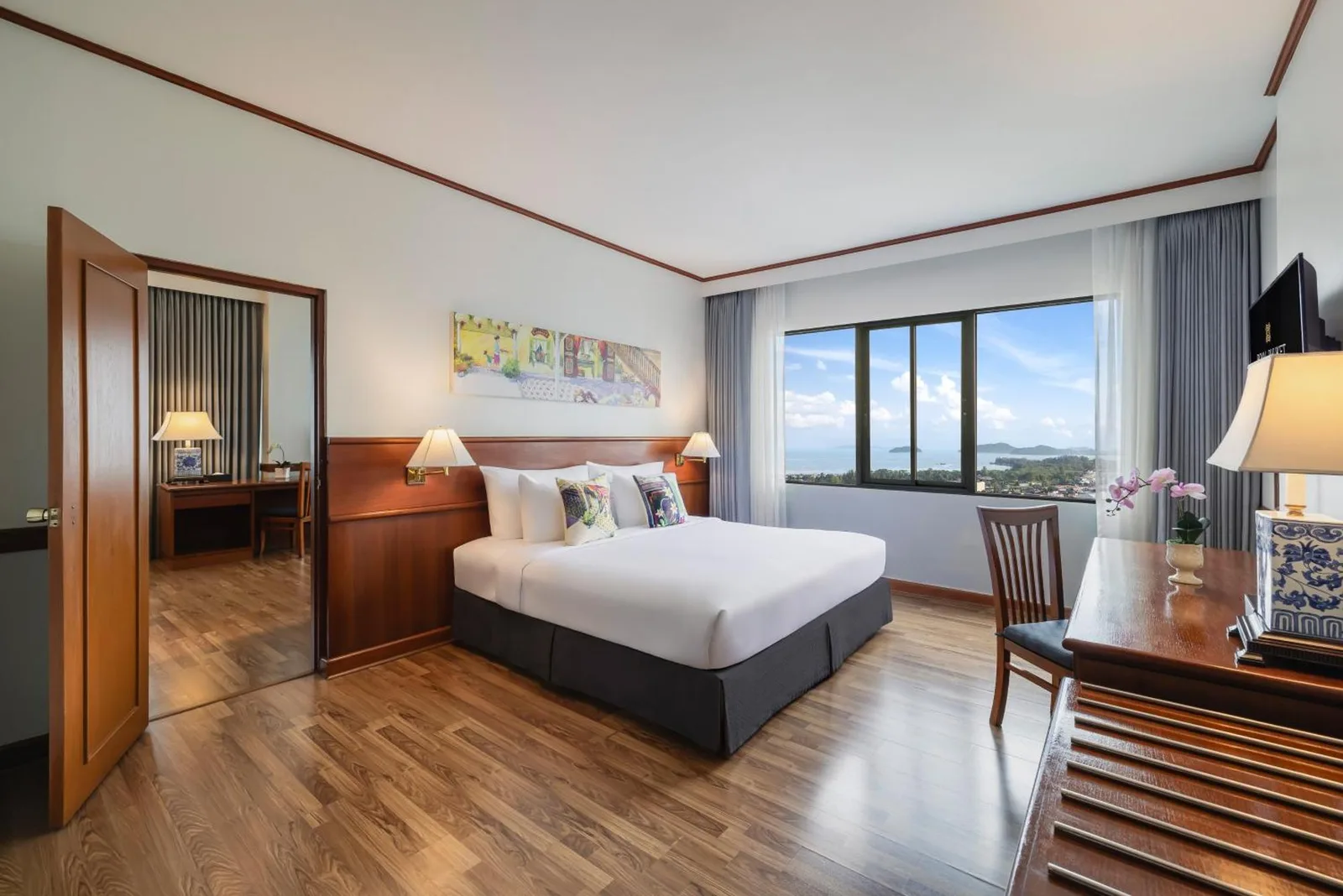 Premium-Zimmer im Royal Phuket City Hotel mit großem Fenster