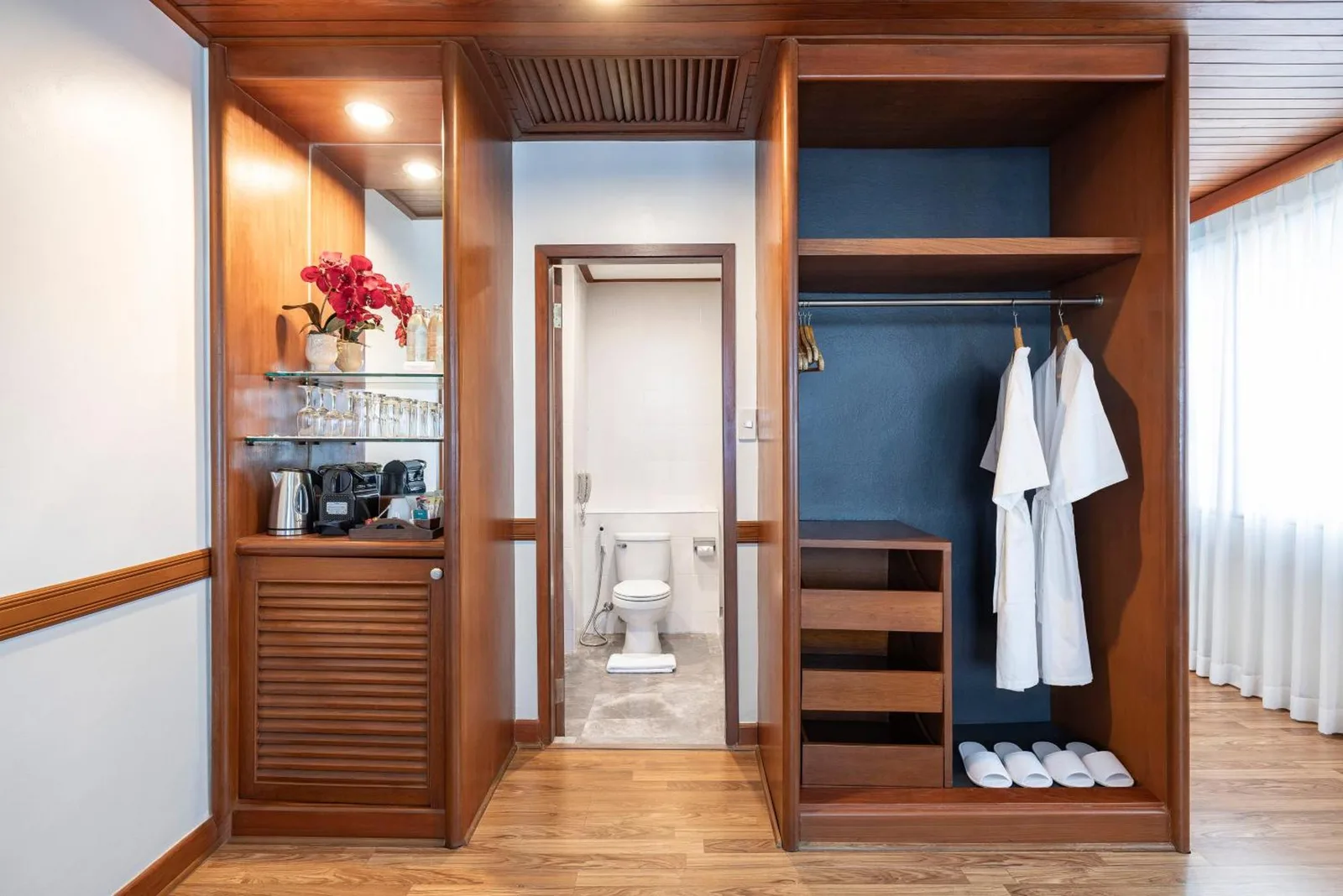 Kleiderschrank und Annehmlichkeiten in einem Zimmer im Royal Phuket City Hotel