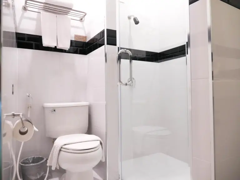 Baño contemporáneo en Royal River Kwai Resort and Spa en Kanchanaburi