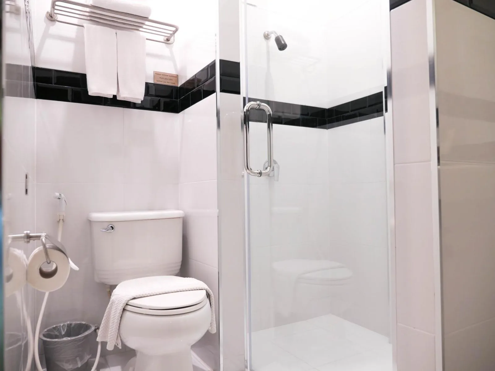 Baño moderno en Royal River Kwai Resort and Spa en Kanchanaburi
