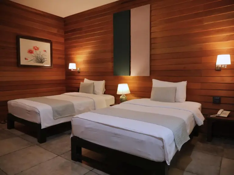 Acogedora habitación doble con dos camas en Royal River Kwai Resort and Spa en Kanchanaburi