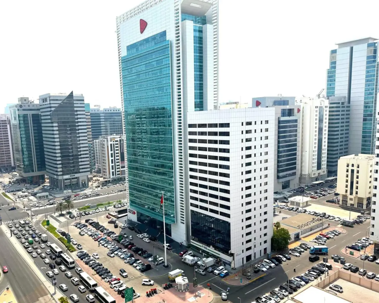 Vista aérea del paisaje urbano cercano desde el Royal Rose Hotel Abu Dhabi