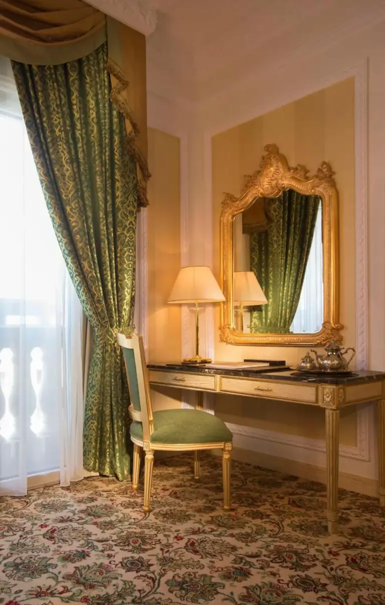 Zona de trabajo en la Deluxe Room del Royal Rose Hotel Abu Dhabi con muebles elegantes