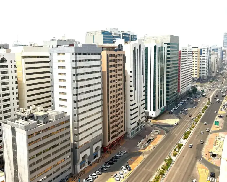 Calles de la ciudad que rodean el Royal Rose Hotel Abu Dhabi, mostrando la vida urbana