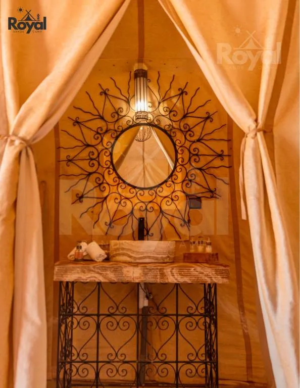 Eleganter Spiegel im Badezimmer eines Zeltes im Royal Sands Camp in Merzouga