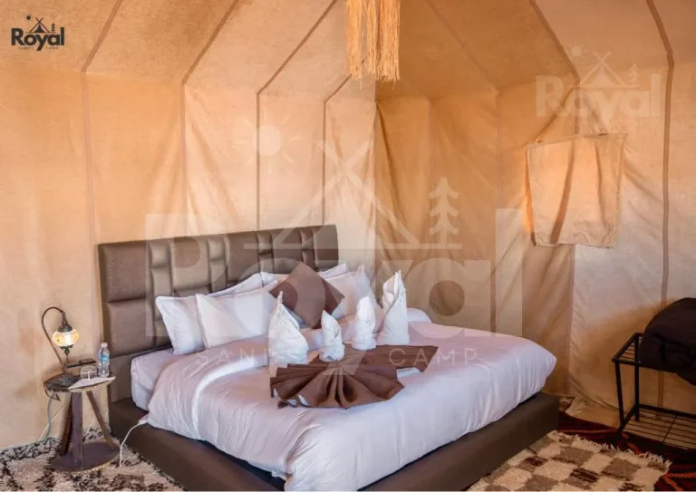 Innenansicht eines luxuriösen Zeltes im Royal Sands Camp in Merzouga