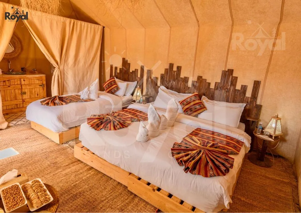 Rustikale Bettenausstattung in einem Zelt im Royal Sands Camp in Merzouga