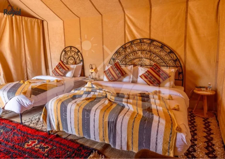 Stilvolle Twin-Betten in einem Zelt im Royal Sands Camp in Merzouga