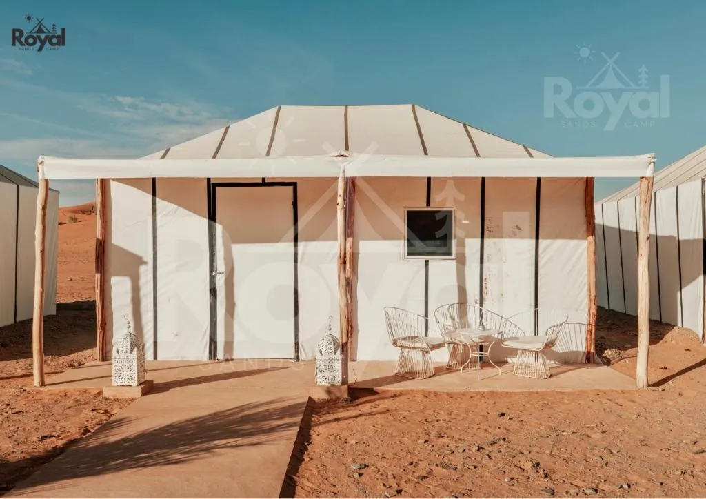 Außenansicht eines Zeltes im Royal Sands Camp in Merzouga