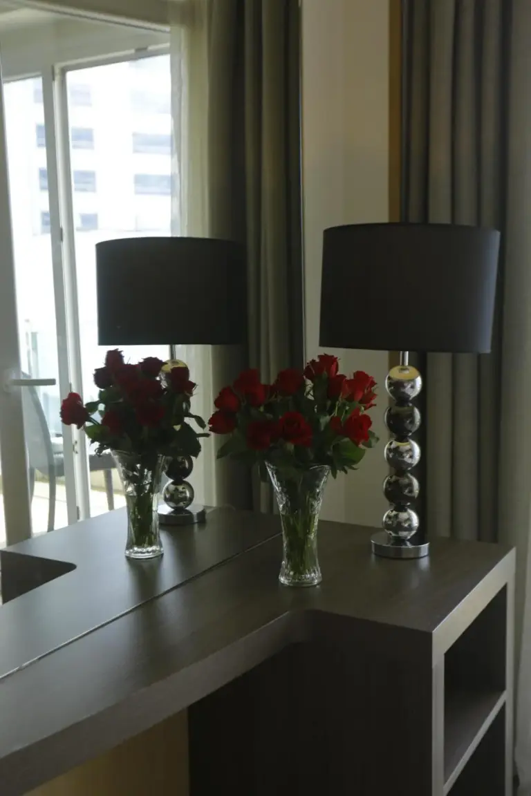 Arrangement floral dans la chambre au Royal Tulip City Center, Tanger