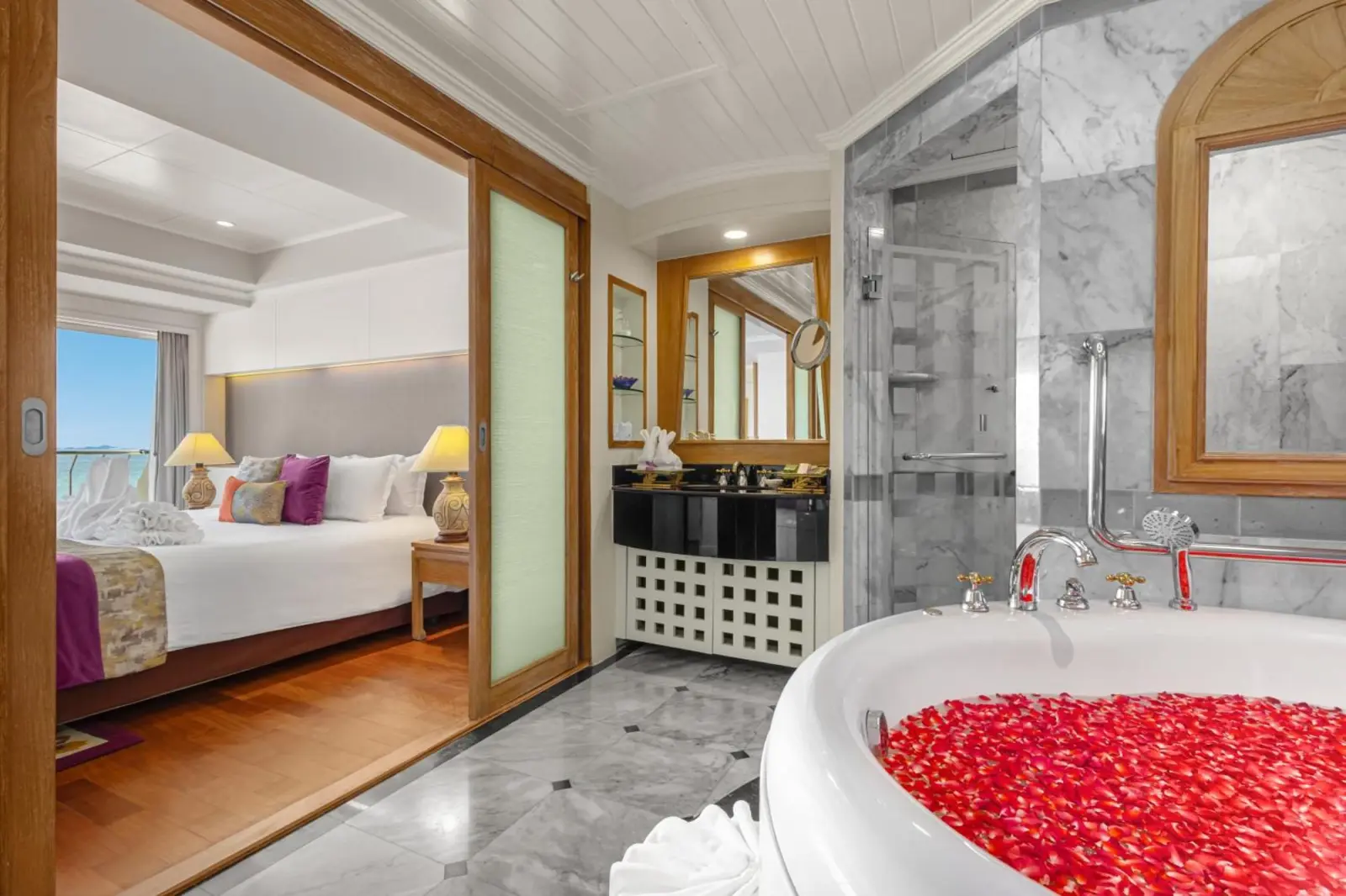Jacuzzi con pétalos de rosa en Royal Wing Suites & Spa Pattaya