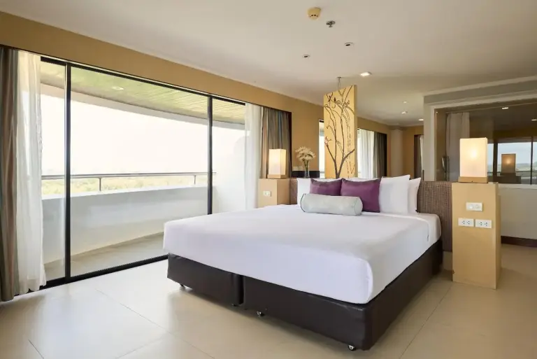 Une autre vue de la chambre de luxe au Rua Rasada Hotel avec des équipements modernes