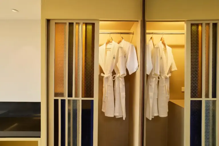 Peignoirs confortables suspendus dans le placard de la chambre du Rua Rasada Hotel