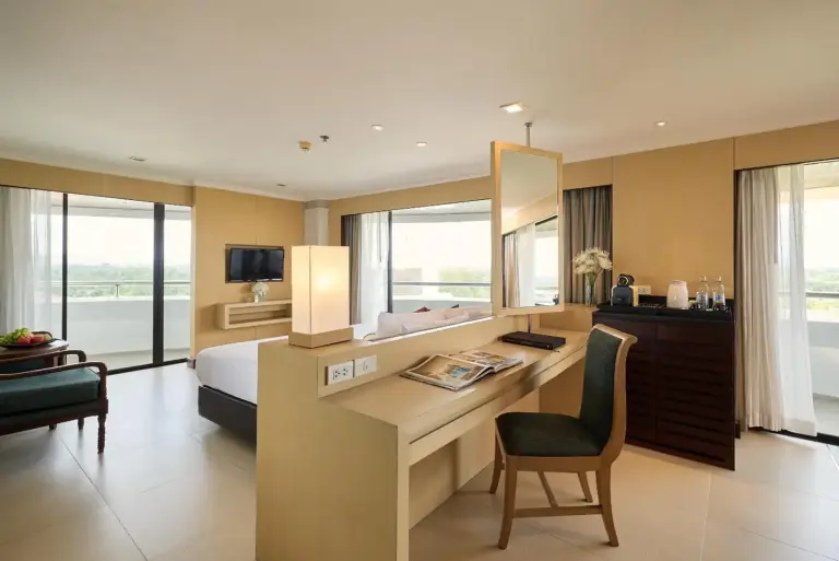Espace de bureau dans une chambre au Rua Rasada Hotel avec des vues panoramiques