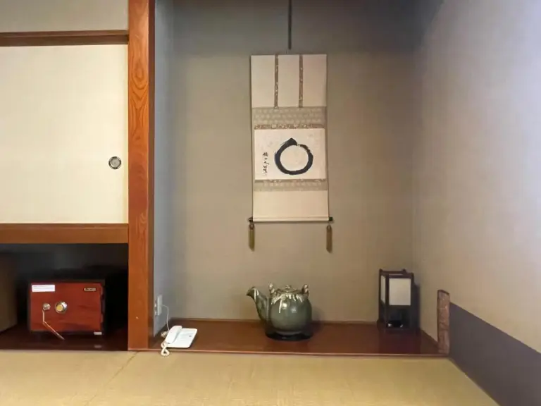 Détail décoratif dans une chambre au Ryokan Ichinomatsu, Hakodate