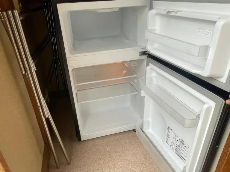 Réfrigérateur dans la chambre au Ryokan Ichinomatsu, Hakodate