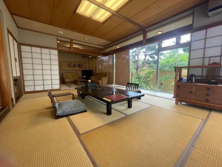 Chambre tatami au Ryokan Ichinomatsu à Hakodate