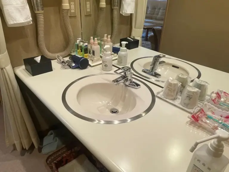 Espace de maquillage dans la salle de bain au Ryokan Ichinomatsu, Hakodate