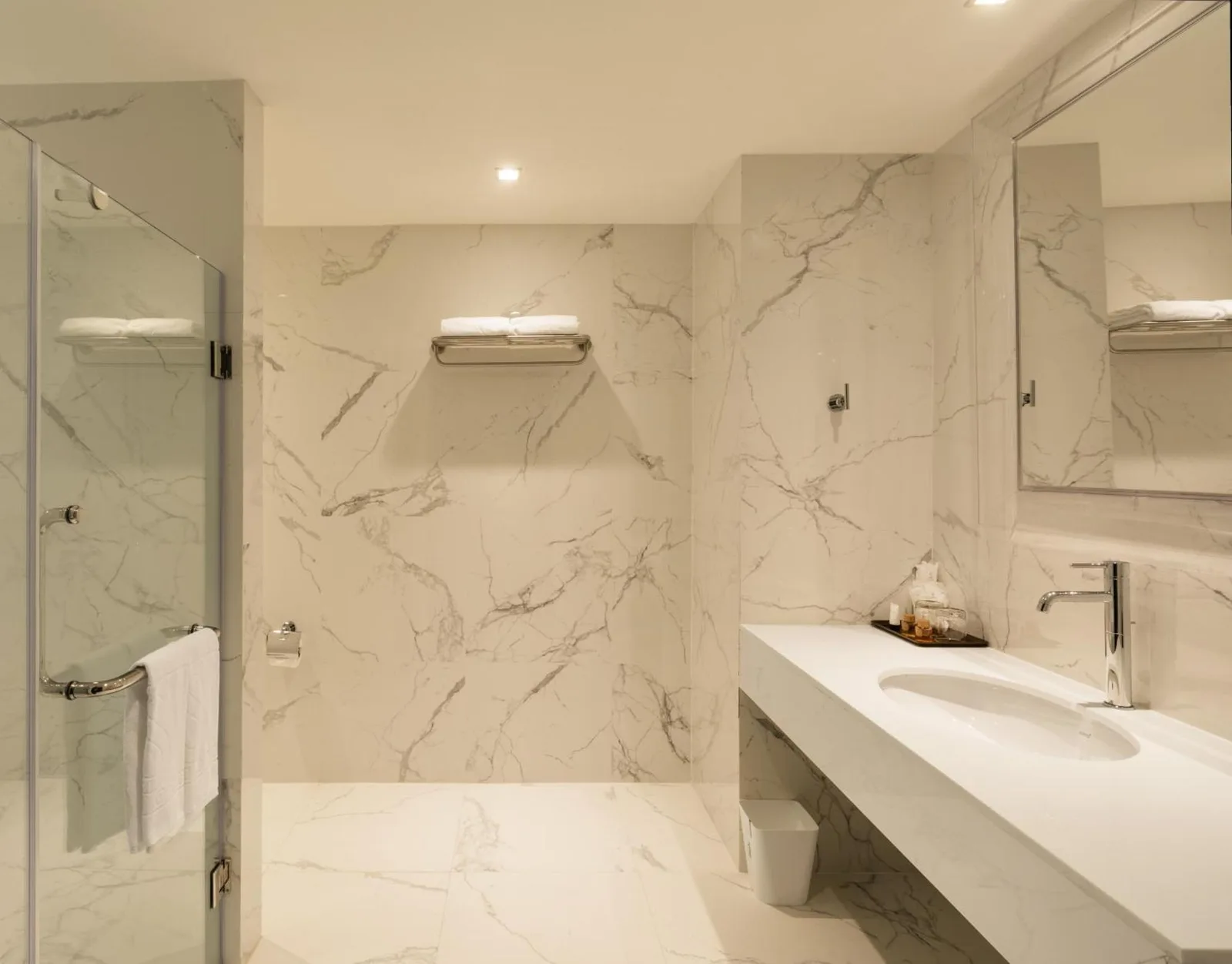 Luxuriöses Badezimmer im S Ram Leisure Hotel Bangkok mit Waschtisch, Spiegel und Design in Marmoroptik