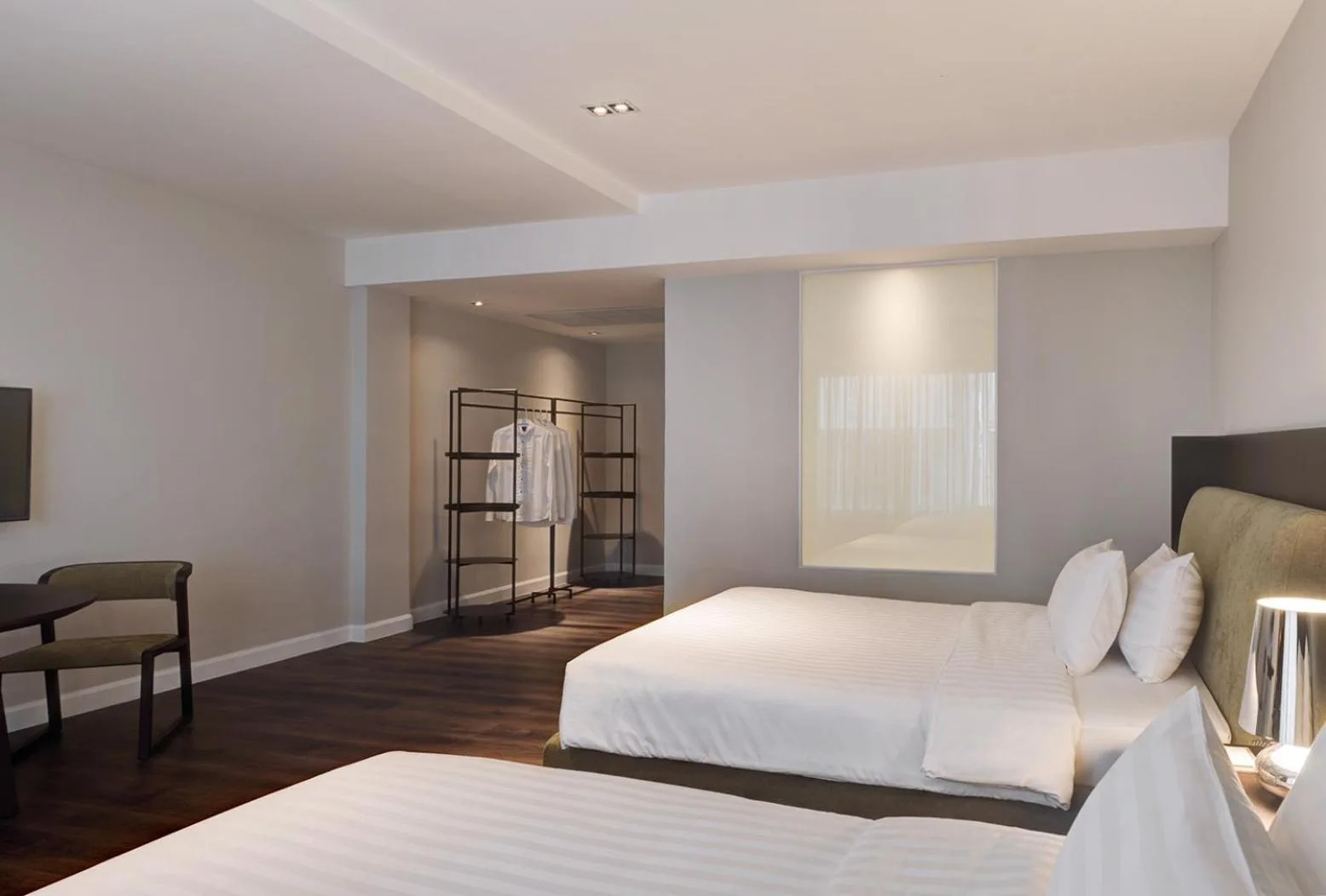 Zweibettzimmer im S Ram Leisure Hotel Bangkok mit zwei Betten, Schreibtisch und großem Fenster