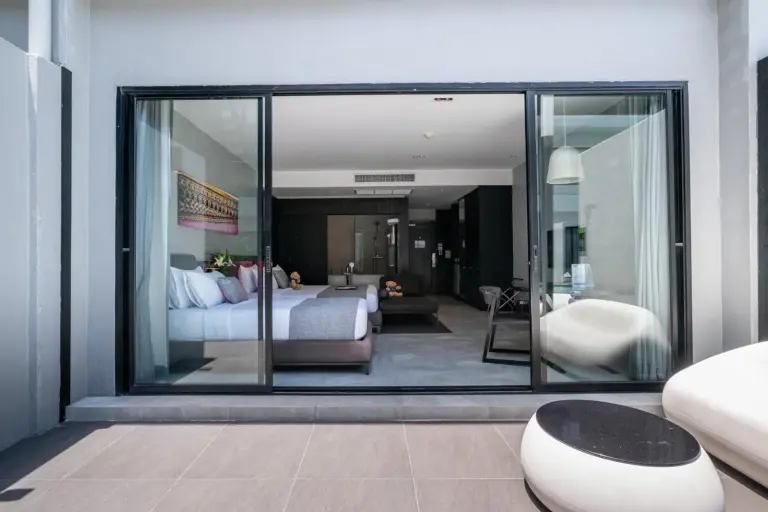 S Ratchada Leisure Hotel – hotel en Bangkok, Tailandia – un dormitorio con una cama y una gran ventana de cristal en S Ratchada Leisure Hotel en Bangkok