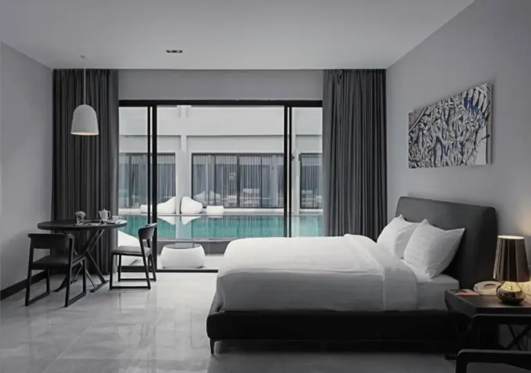Suite con piscina en S Ratchada Leisure Hotel en Bangkok con una cama king y grandes ventanales con vistas a la piscina