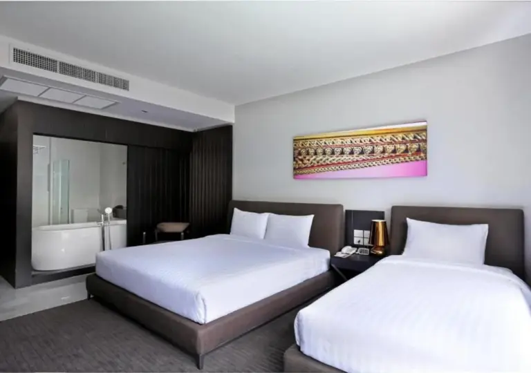 Habitación Twin en S Ratchada Leisure Hotel en Bangkok con dos camas y una zona de baño privada