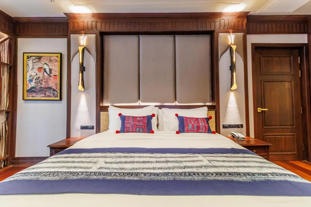 S48 River Ping Hotelzimmer mit dekorativen Kissen in Chiang Mai