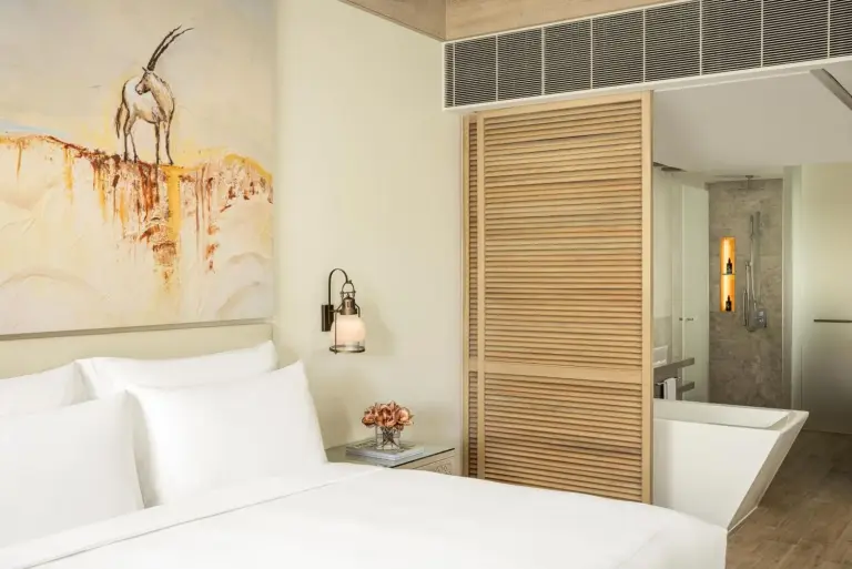 Detail von Gästezimmer und Badezimmer im Saadiyat Rotana Resort