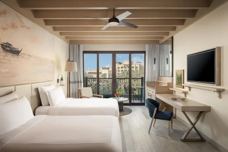 Zweibettzimmer für Gäste im Saadiyat Rotana Resort and Villas